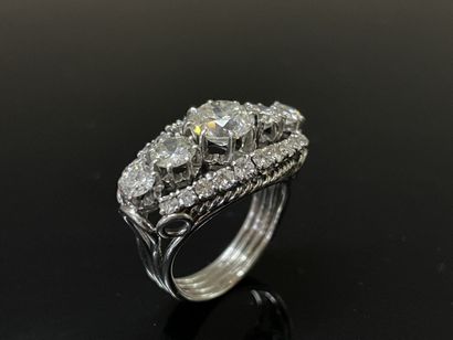 Importante bague en platine sertie de diamants.
Diamant...