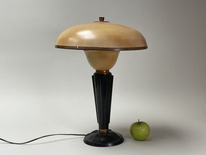 JUMO
Lampe en bakelite noire, bagues cuivrées...