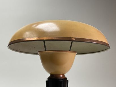 JUMO
Lampe en bakelite noire, bagues cuivrées...