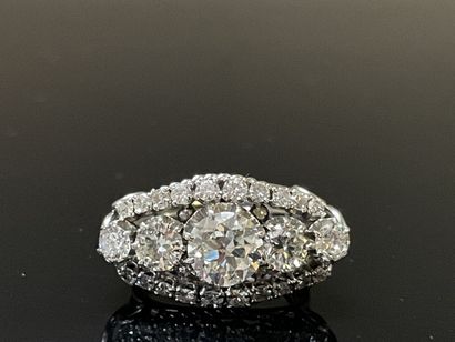 Importante bague en platine sertie de diamants.
Diamant...
