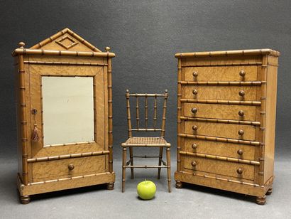 Mobilier de poupée en placage de sycomore...