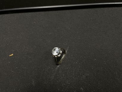 Solitaire en or gris et important zircon
Or...