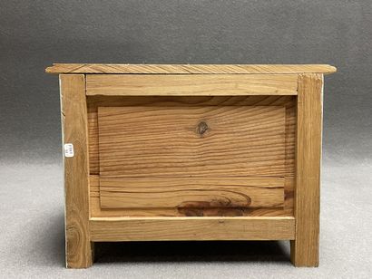 Commode de maitrise en bois sculpté et laqué...