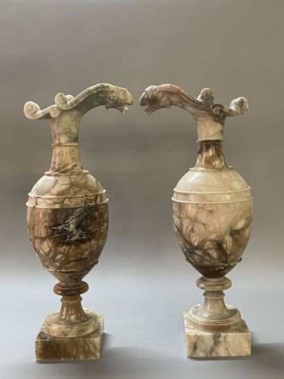 Paire d'aiguières en albâtre à l'antique....