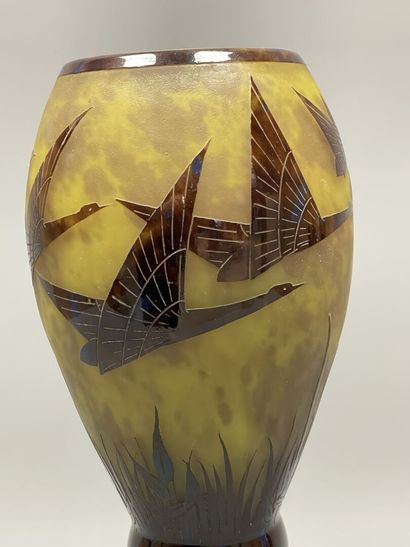 Le Verre Français.
Vase pansu sur piedouche,...