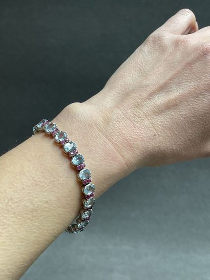 Bracelet rivière en argent, grenats et topazes...