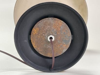 JUMO
Lampe en bakelite noire, bagues cuivrées...