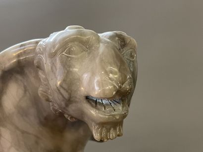 Paire d'aiguières en albâtre à l'antique....