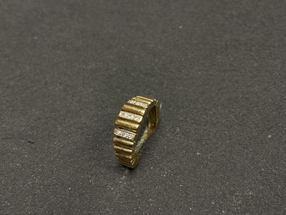Bague en or, à bandes de diamants.
Or 750°/00.
TDD:...