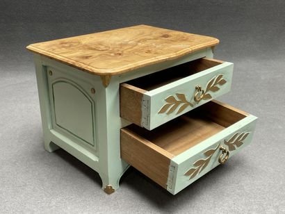 Commode de maitrise en bois sculpté et laqué...