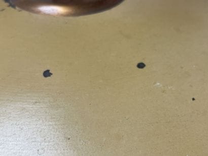 JUMO
Lampe en bakelite noire, bagues cuivrées...
