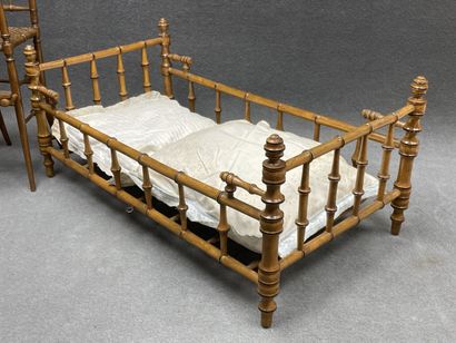Mobilier de poupée en placage de sycomoreet...