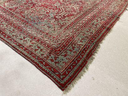Grand tapis. 
400 x 300 cm. 
Usures. 