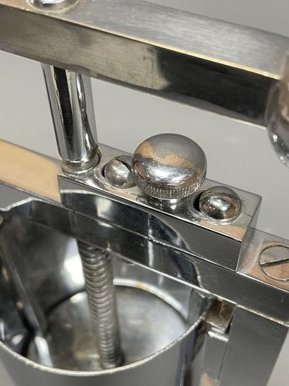 Presse agrumes moderniste en métal chromé...