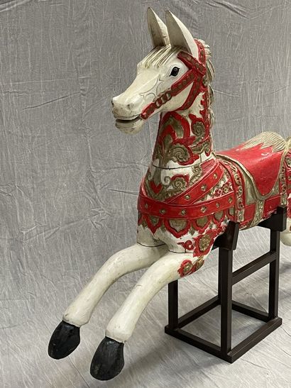 Cheval de manège en bois sculpté et laqué,...