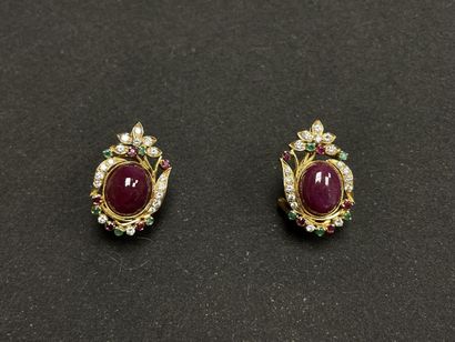 Paire de boucles d'oreille en or serties...