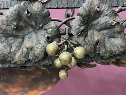 MULLER frères.
Lustre en fer forgé souligné...