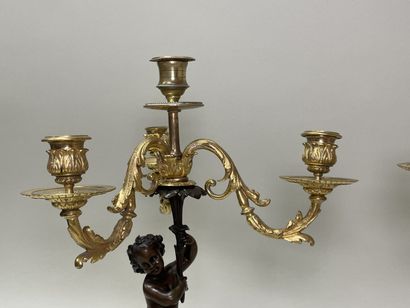 Paire de candelabres en bronze patiné et...