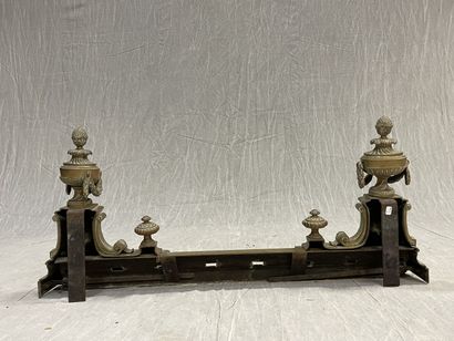 Devant de cheminée en bronze, encadré de...
