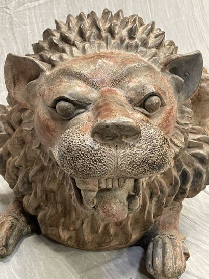 Lion monumental en terre cuite patinée.
47...