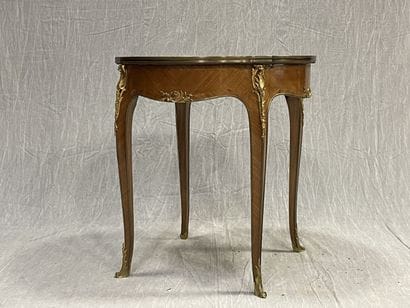 Pedestal table in frieze with four cambered...