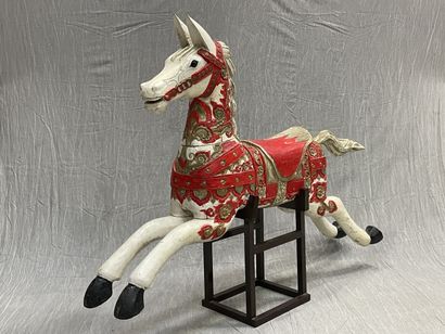 Cheval de manège en bois sculpté et laqué,...