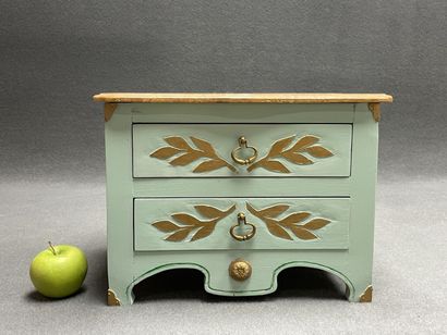 Commode de maitrise en bois sculpté et laqué...