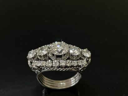 Importante bague en platine sertie de diamants.
Diamant...
