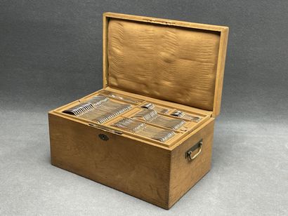 Grand coffret en bois contenant une ménagère...