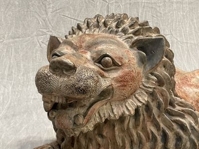 Lion monumental en terre cuite patinée.
47...