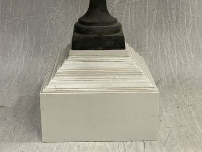 Medici vase in cast iron on a lacquered wood...
