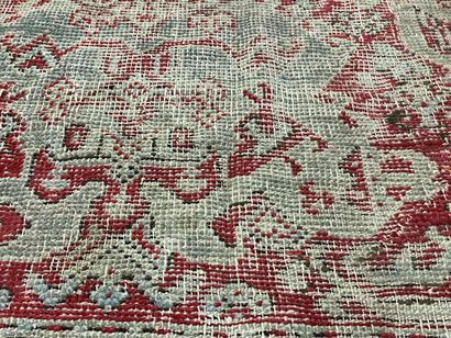 Grand tapis. 
400 x 300 cm. 
Usures. 