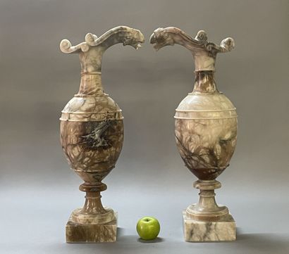 Paire d'aiguières en albâtre à l'antique....