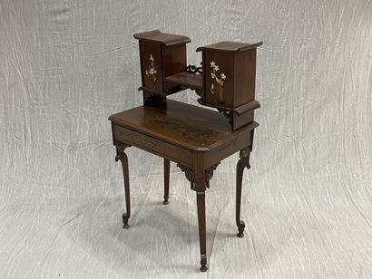 Small desk with a japanese step in the taste...