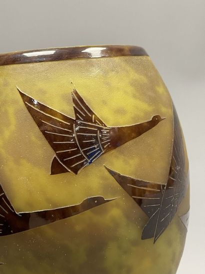 Le Verre Français.
Vase pansu sur piedouche,...