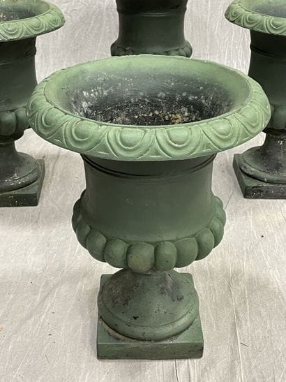 Suite of six Medici vases in cast aluminum
H:...