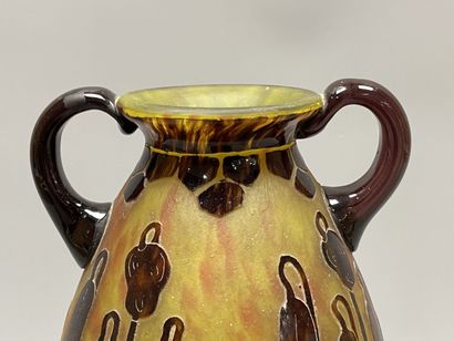 Le Verre Français
Vase sur piedouche à deux...