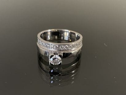Modern ring in white gold with a line of...