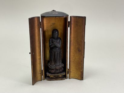 Autel portatif en bois sculpté, écrin laqué.
Japon...