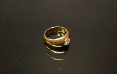 Gold ring with closed setting diamond, 0,75...