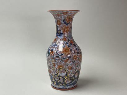 BAYEUX: Rare porcelain baluster vase decorated...