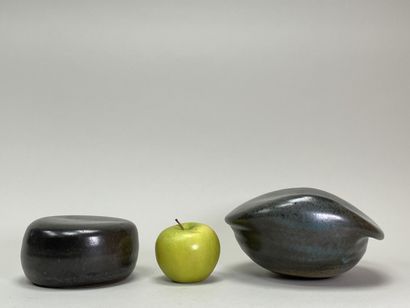 Gérald POTT (1936-) 
Two stoneware pebbles,...