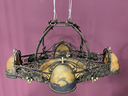 MULLER frères.
Lustre en fer forgé souligné...