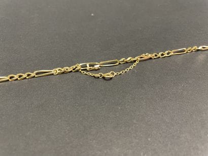 Gold chain and small elephant pendant.
750°/00
L:...