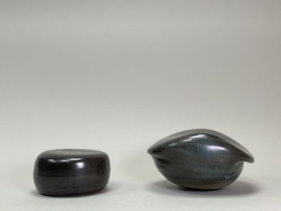 Gérald POTT (1936-) 
Two stoneware pebbles,...