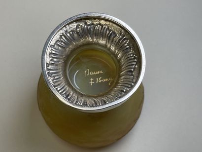 DAUM Nancy. 
Petit vase en verre jaune dégagé...