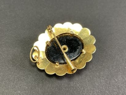 Gold pendant - brooch with onyx and pearls...