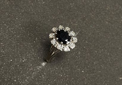Daisy ring in white gold, set with a sapphire,...