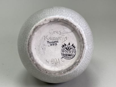 BOCH : 
Vase coloquinte en grès blanc à décor...