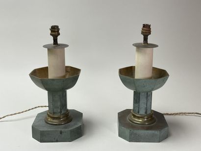 Paire de pieds de lampes en bronze patiné...